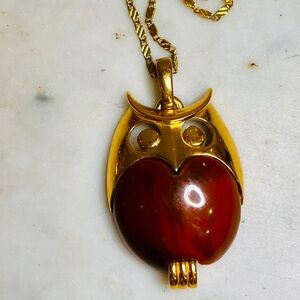 Vintage Crown Trifari Brown Lucite Gold Tone Owl Pendant Necklace 22"